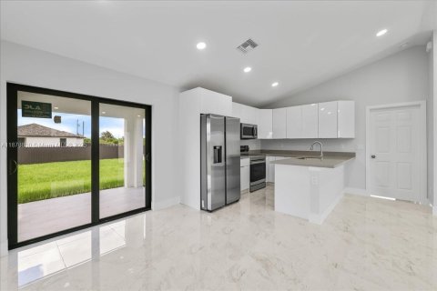 House in Lehigh Acres, Florida 3 bedrooms, 115.11 sq.m. № 1927775 - photo 10
