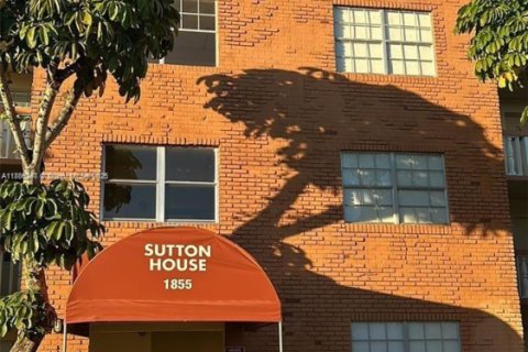 Condo in North Miami, Florida, 1 bedroom  № 1941937 - photo 4