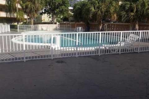 Condo in North Miami, Florida, 1 bedroom  № 1941937 - photo 3