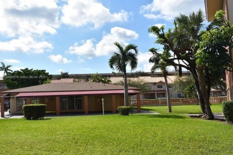 Condo in North Miami, Florida, 1 bedroom  № 1941937 - photo 2