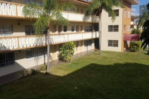 Condo in North Miami, Florida, 1 bedroom  № 1941937 - photo 1