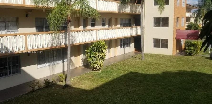 Condo in North Miami, Florida, 1 bedroom  № 1941937