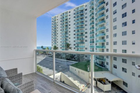Condo in Hollywood, Florida, 1 bedroom  № 1999050 - photo 27