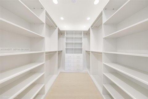 Купить виллу или дом в Майами-Бич, Флорида 1 комната, 531.12м2, № 1970040 - фото 24