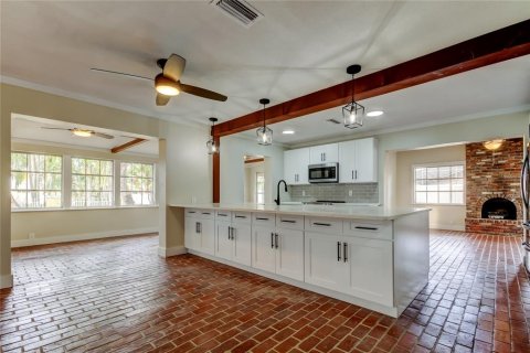 House in Saint Petersburg, Florida 4 bedrooms, 327.95 sq.m. № 1718668 - photo 12
