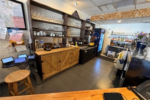 Commercial property in Miami, Florida № 2043015 - photo 11