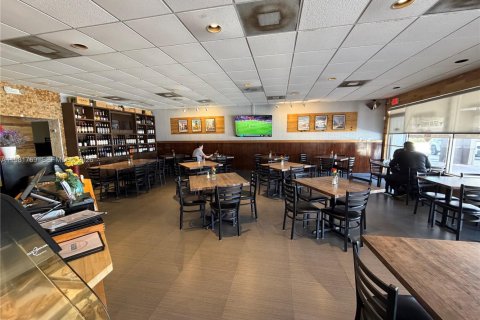 Commercial property in Miami, Florida № 2043015 - photo 4