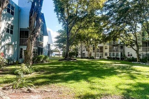 Condo in Tamarac, Florida, 1 bedroom  № 2087982 - photo 17