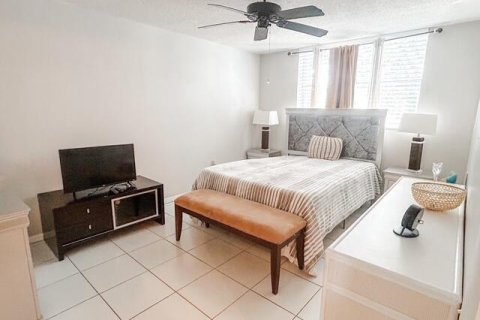 Condo in Tamarac, Florida, 1 bedroom  № 2087982 - photo 10