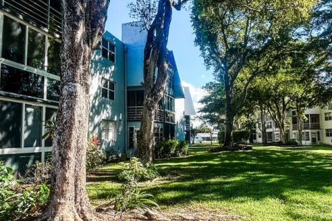 Condo in Tamarac, Florida, 1 bedroom  № 2087982 - photo 16