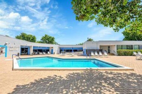 Condo in Tamarac, Florida, 1 bedroom  № 2087982 - photo 22