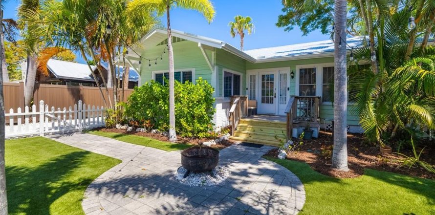 House in Sarasota, Florida 3 bedrooms, 181.44 sq.m. № 1777486