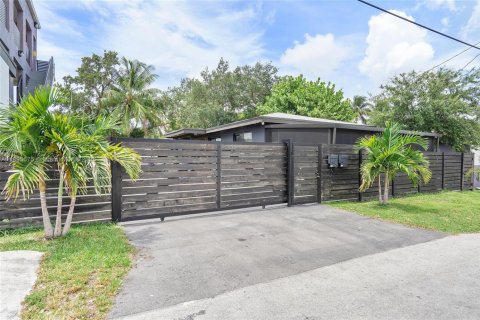 Apartment in Miami, Florida 2 bedrooms, 60.2 sq.m. № 1950045 - photo 14