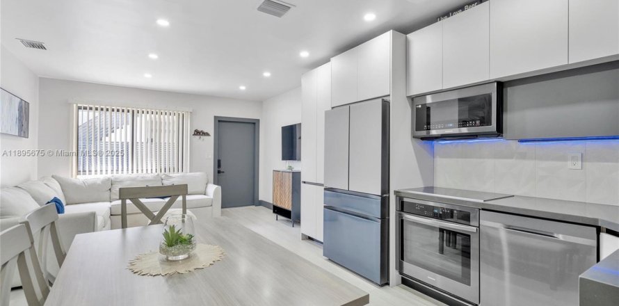 Apartment in Miami, Florida 2 bedrooms, 60.2 sq.m. № 1950045