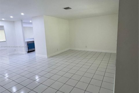 Commercial property in Plantation, Florida 306.21 sq.m. № 1948917 - photo 4