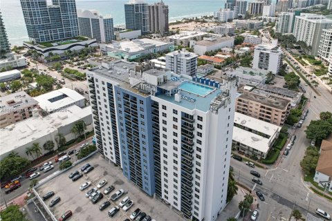 Condominio en alquiler en Miami Beach, Florida, 1 dormitorio, 84.08 m2 № 1896534 - foto 3