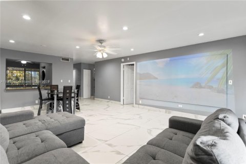 Copropriété à vendre à Margate, Floride: 2 chambres, 94.67 m2 № 1977775 - photo 1