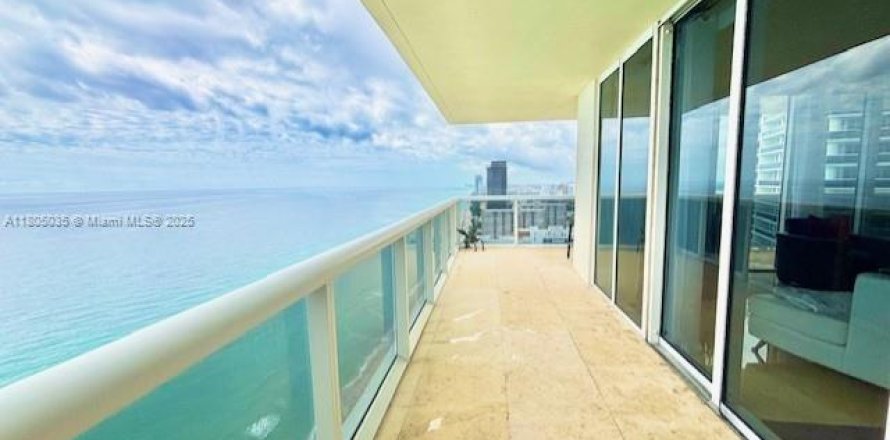 Condo à Hallandale Beach, Floride, 3 chambres № 1728011