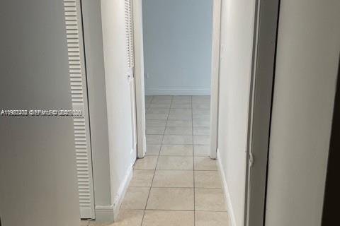 Copropriété à louer à North Miami, Floride: 2 chambres, 97.18 m2 № 1976928 - photo 10