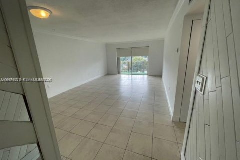 Copropriété à louer à North Miami, Floride: 2 chambres, 97.18 m2 № 1976928 - photo 1