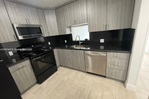 Copropriété à louer à North Miami, Floride: 2 chambres, 97.18 m2 № 1976928 - photo 6