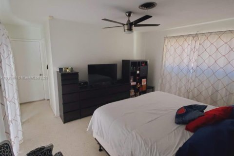 House in Miami, Florida 3 bedrooms, 155.52 sq.m. № 1864564 - photo 24
