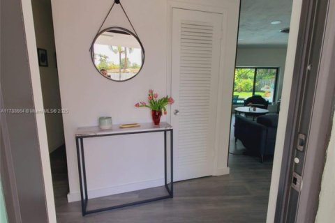 House in Miami, Florida 3 bedrooms, 155.52 sq.m. № 1864564 - photo 18