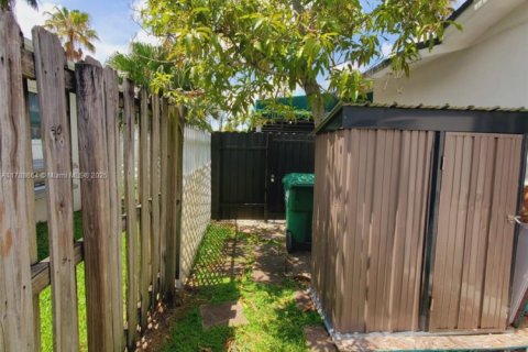 House in Miami, Florida 3 bedrooms, 155.52 sq.m. № 1864564 - photo 11