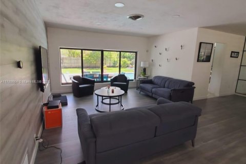 House in Miami, Florida 3 bedrooms, 155.52 sq.m. № 1864564 - photo 19