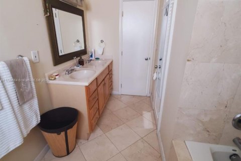 House in Miami, Florida 3 bedrooms, 155.52 sq.m. № 1864564 - photo 23