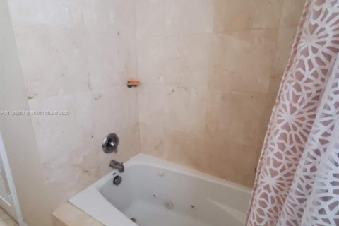 House in Miami, Florida 3 bedrooms, 155.52 sq.m. № 1864564 - photo 21