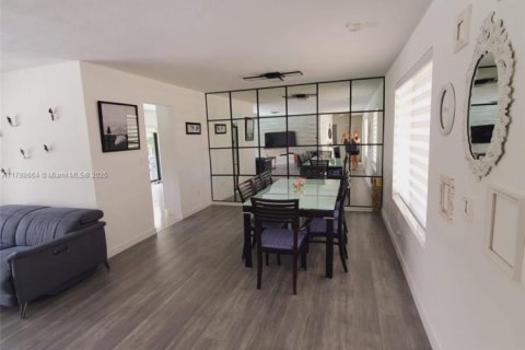 House in Miami, Florida 3 bedrooms, 155.52 sq.m. № 1864564 - photo 16