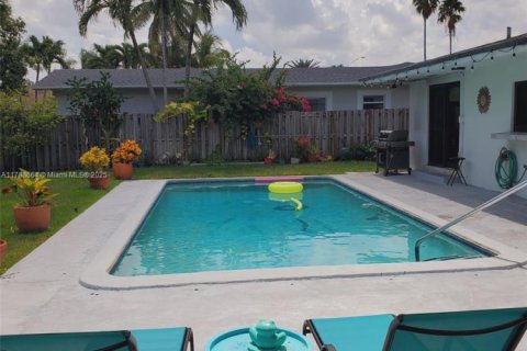 House in Miami, Florida 3 bedrooms, 155.52 sq.m. № 1864564 - photo 10