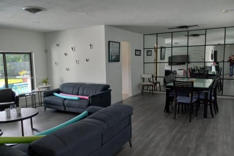 House in Miami, Florida 3 bedrooms, 155.52 sq.m. № 1864564 - photo 3