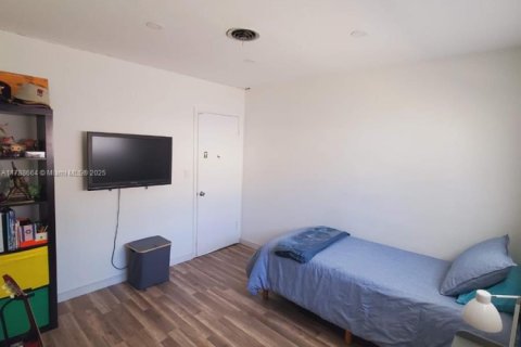 House in Miami, Florida 3 bedrooms, 155.52 sq.m. № 1864564 - photo 26