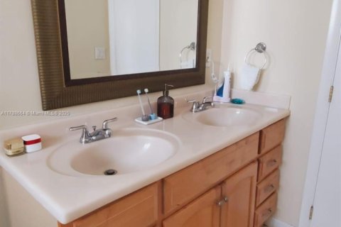 House in Miami, Florida 3 bedrooms, 155.52 sq.m. № 1864564 - photo 20