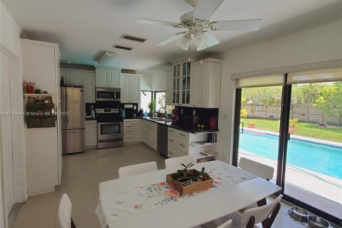 House in Miami, Florida 3 bedrooms, 155.52 sq.m. № 1864564 - photo 13