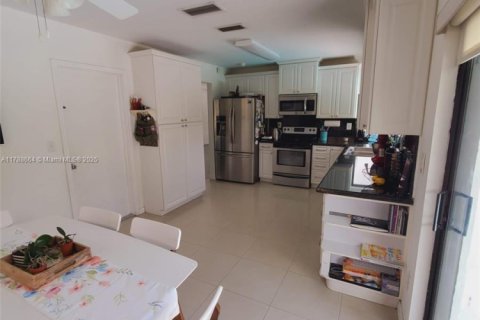 House in Miami, Florida 3 bedrooms, 155.52 sq.m. № 1864564 - photo 4