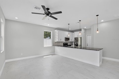 House in Thonotosassa, Florida 3 bedrooms, 180.6 sq.m. № 2324266 - photo 3