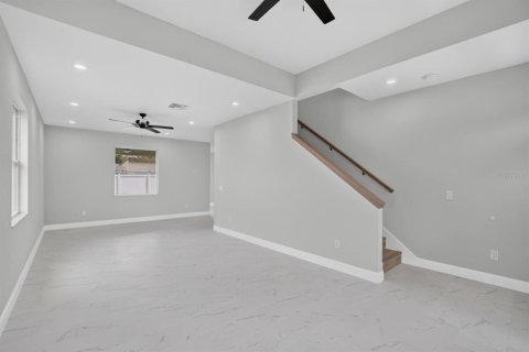 House in Thonotosassa, Florida 3 bedrooms, 180.6 sq.m. № 2324266 - photo 9