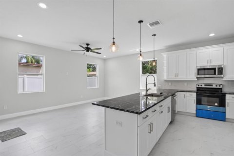 House in Thonotosassa, Florida 3 bedrooms, 180.6 sq.m. № 2324266 - photo 12