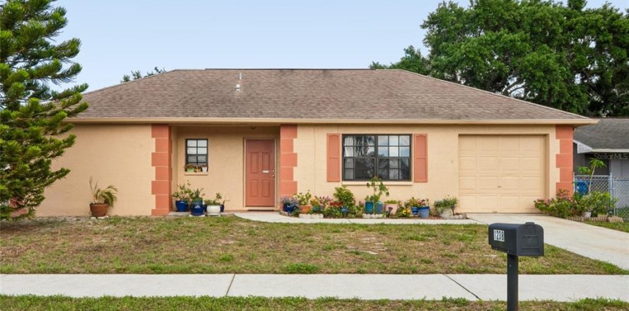 House in Holiday, Florida 2 bedrooms, 94.02 sq.m. № 2112527