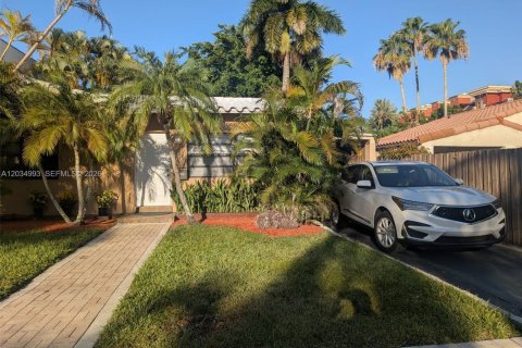 House in Fort Lauderdale, Florida 2 bedrooms, 144.37 sq.m. № 2087079