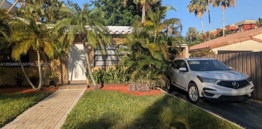 House in Fort Lauderdale, Florida 2 bedrooms, 144.37 sq.m. № 2087079