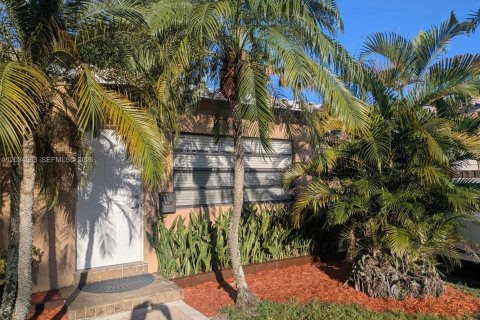 House in Fort Lauderdale, Florida 2 bedrooms, 144.37 sq.m. № 2087079 - photo 2