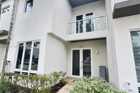Touwnhouse à vendre à Doral, Floride: 4 chambres, 172.98 m2 № 2059939 - photo 2
