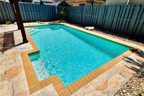 Villa ou maison à louer à Miami, Floride: 3 chambres, 132.39 m2 № 1926905 - photo 3