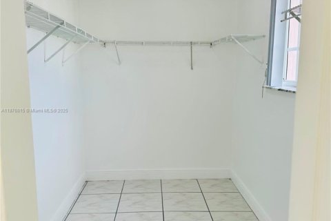 Villa ou maison à louer à Miami, Floride: 3 chambres, 132.39 m2 № 1926905 - photo 17