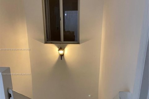 Villa ou maison à louer à Miami, Floride: 3 chambres, 132.39 m2 № 1926905 - photo 6