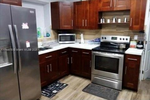 Casa en venta en Miami, Florida, 4 dormitorios, 192.31 m2 № 2038157 - foto 5